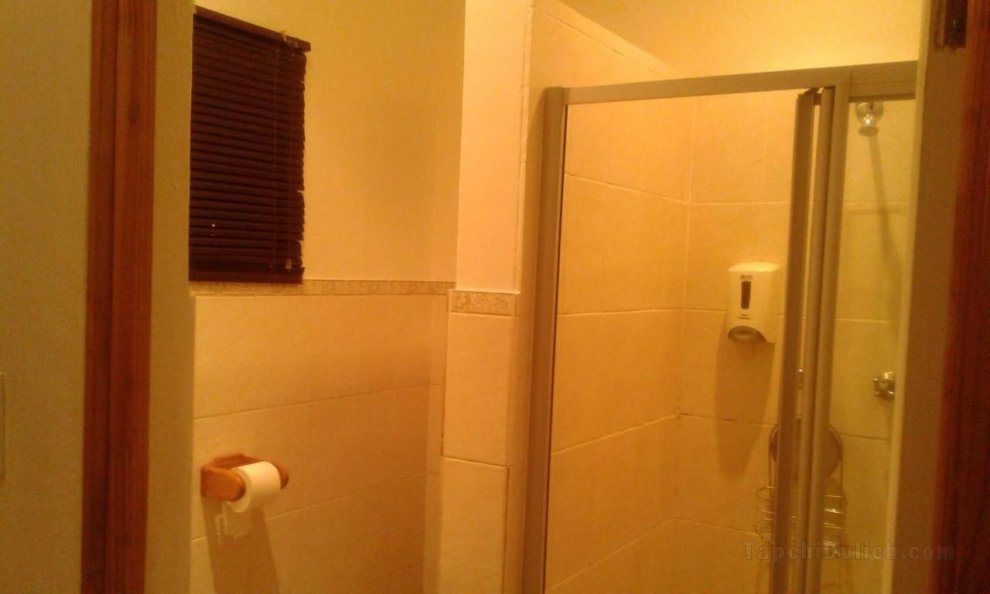 D & H Guesthouse Apt 3 Standard Double & Shower