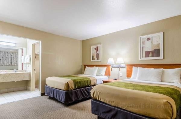 Econo Lodge Inn and Suites I-35 at Shawnee Mission