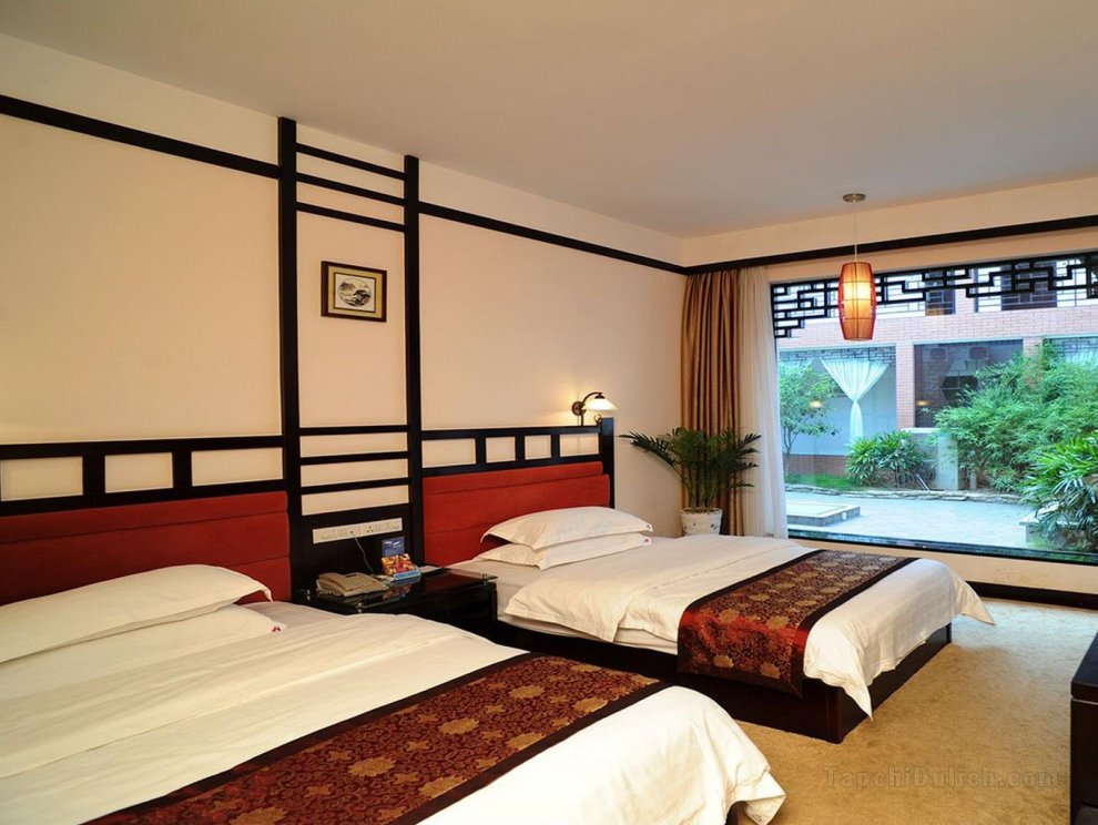 Huating Holiday Inn