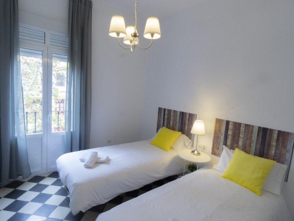 RentalSevilla Gorgeous 4 bedrooms at Maestranza 
