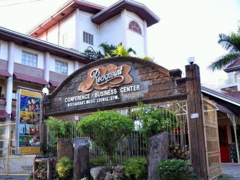 Khách sạn Rockpoint Hotspring Resort & Spa
