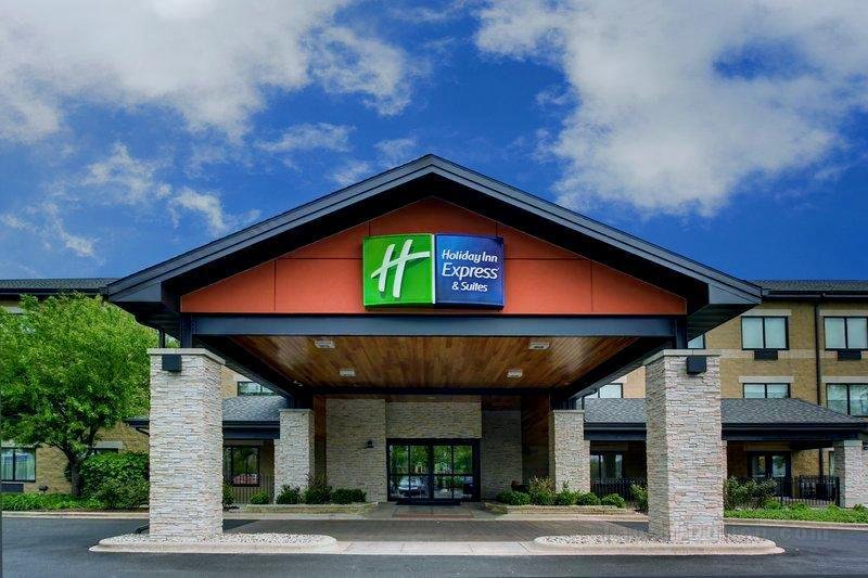 Holiday Inn Express & Suites Aurora - Naperville