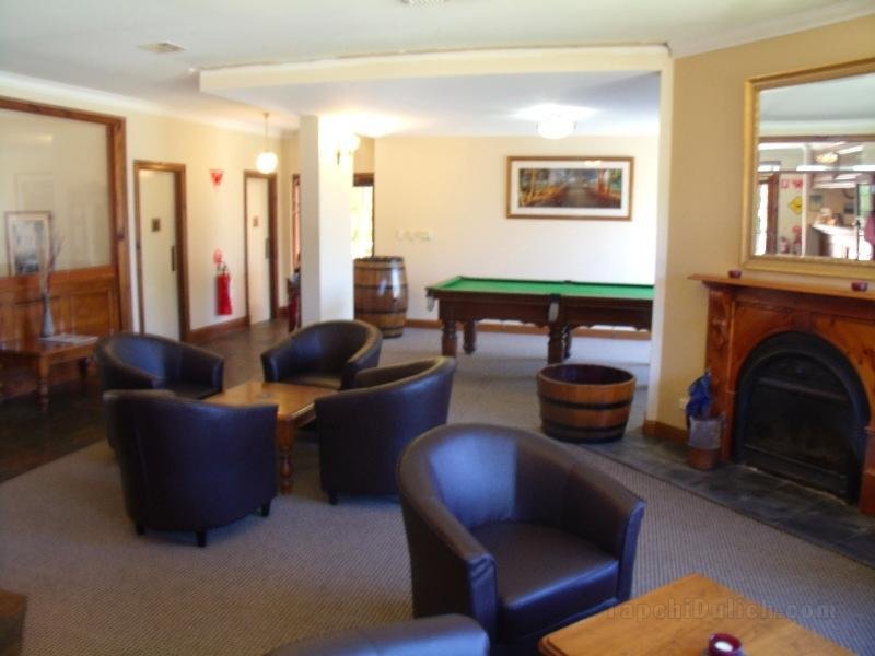 Khách sạn Clare Country Club