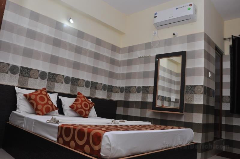 Khách sạn Addhuri Comforts