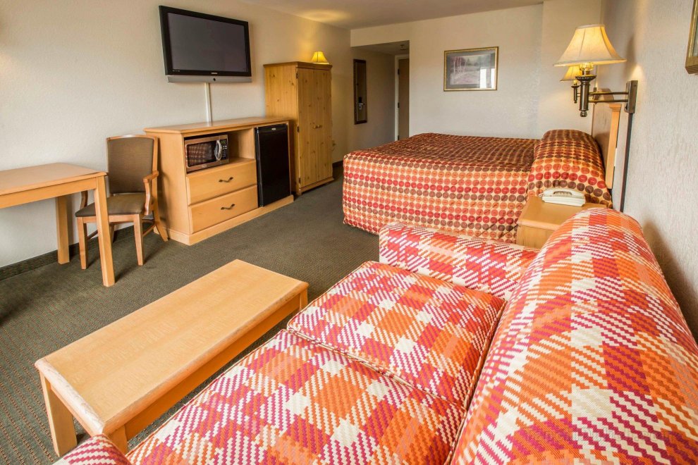 Rodeway Inn and Suites near Outlet Mall - Asheville