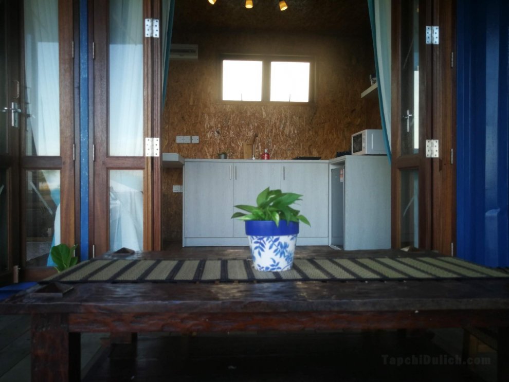 Rembulan Escape - The Container House