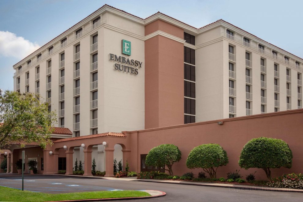 Khách sạn Embassy Suites Baton Rouge