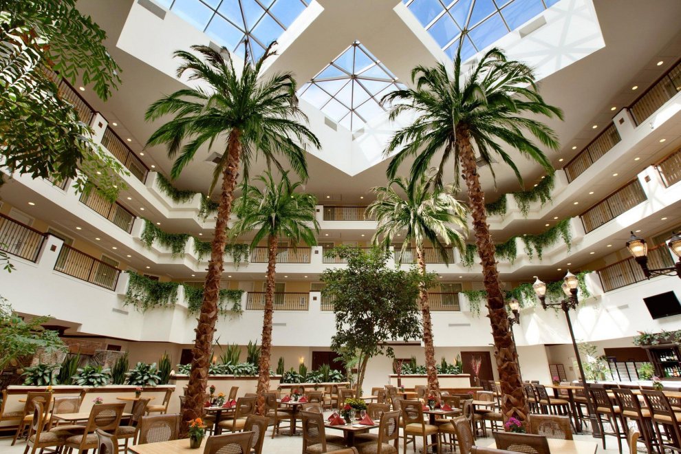 Khách sạn Embassy Suites La Quinta and Spa
