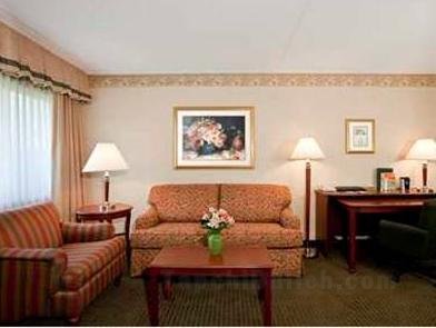 Doubletree by Hilton Suites Cincinnati Blue Ash