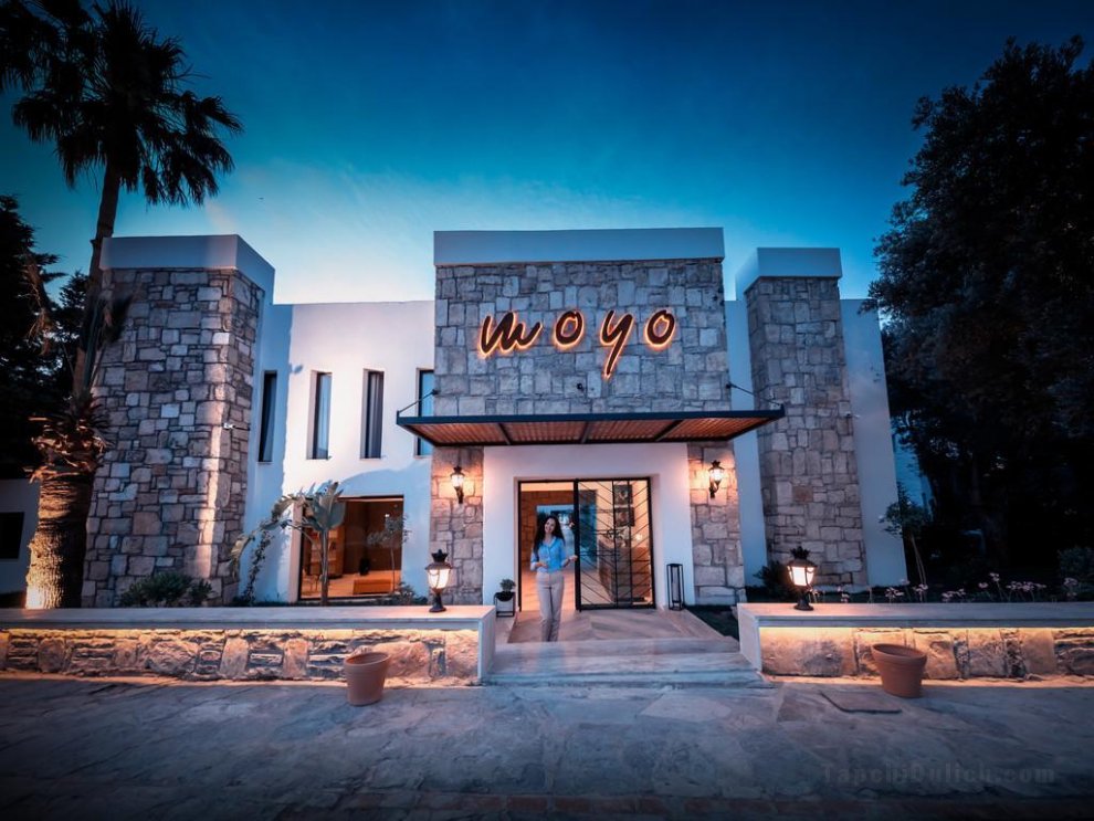 Khách sạn Moyo Luxury Boutique & Beach