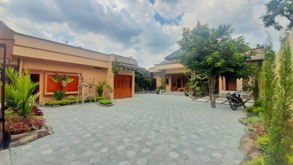Ndalem Gendhis - Javanese Villa with Big Yard