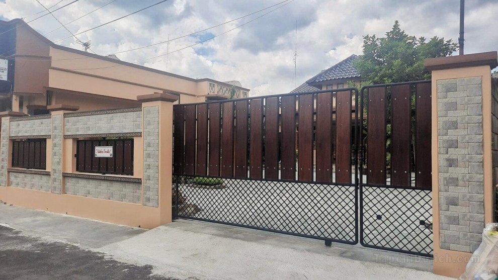 Ndalem Gendhis - Javanese Villa with Big Yard