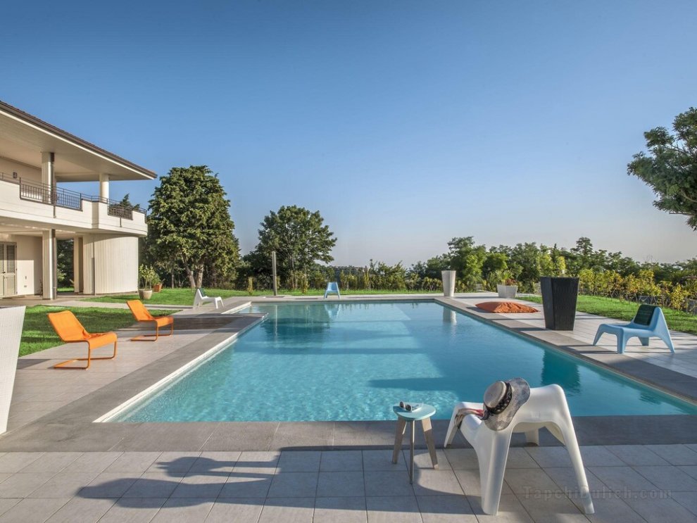 Luxurious Villa inTavullia with Private Swimming Pool