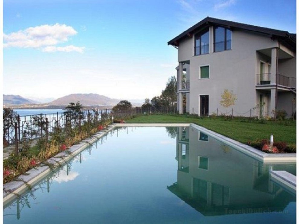 Lakeside flat with swimming pool and air conditioning