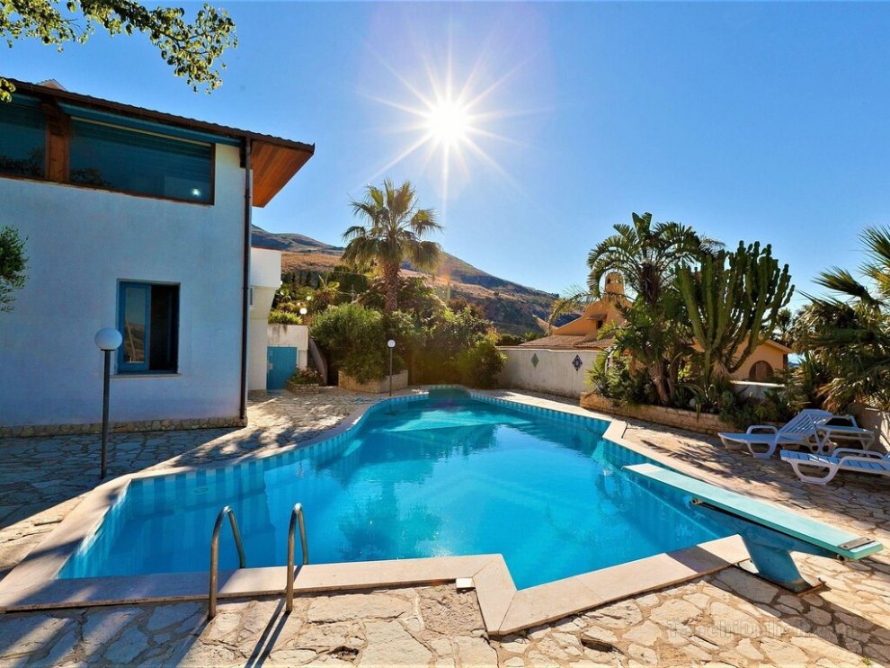 Equipped villa with private pool and panoramic sea views