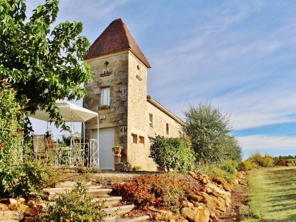 Renovated dovecot with pool, in the vineyards near Bordeaux