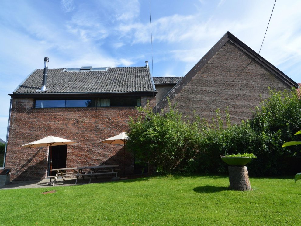 Spacious house in a farm, located in the bucolic region of Voeren
