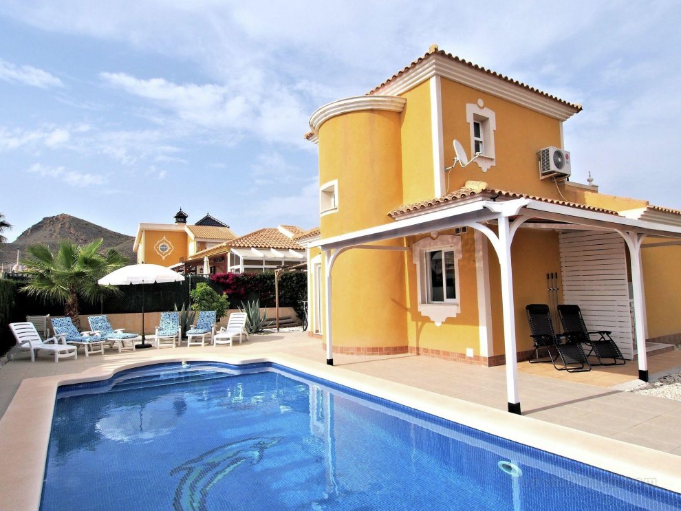 Detached holiday home, 6 people, with private swimming pool in resort near Mazarron