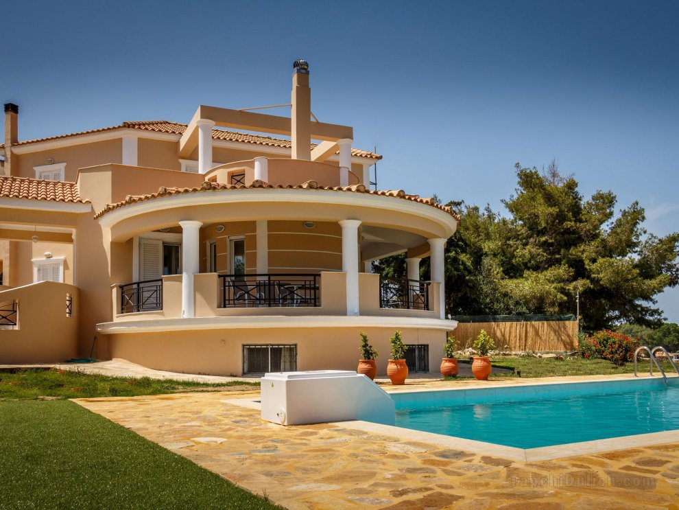 Grand villa on top of a hill with endless bay views, private pool, south coast