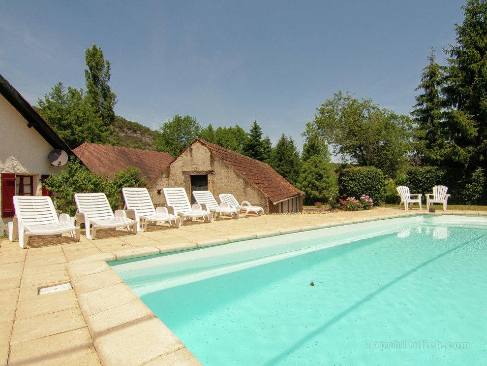 Charming Cottage with Pool in Vezac South of France