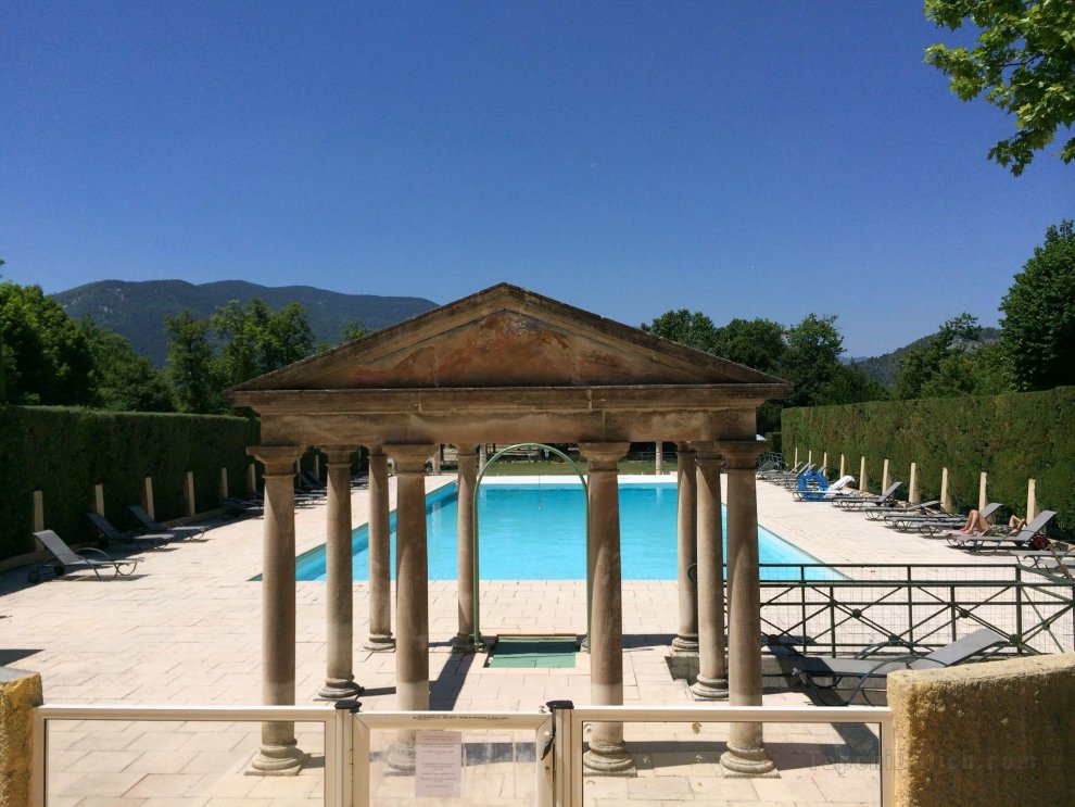 Two Studios with pool, in garden Park nearby spas and views at the Mont Ventoux.