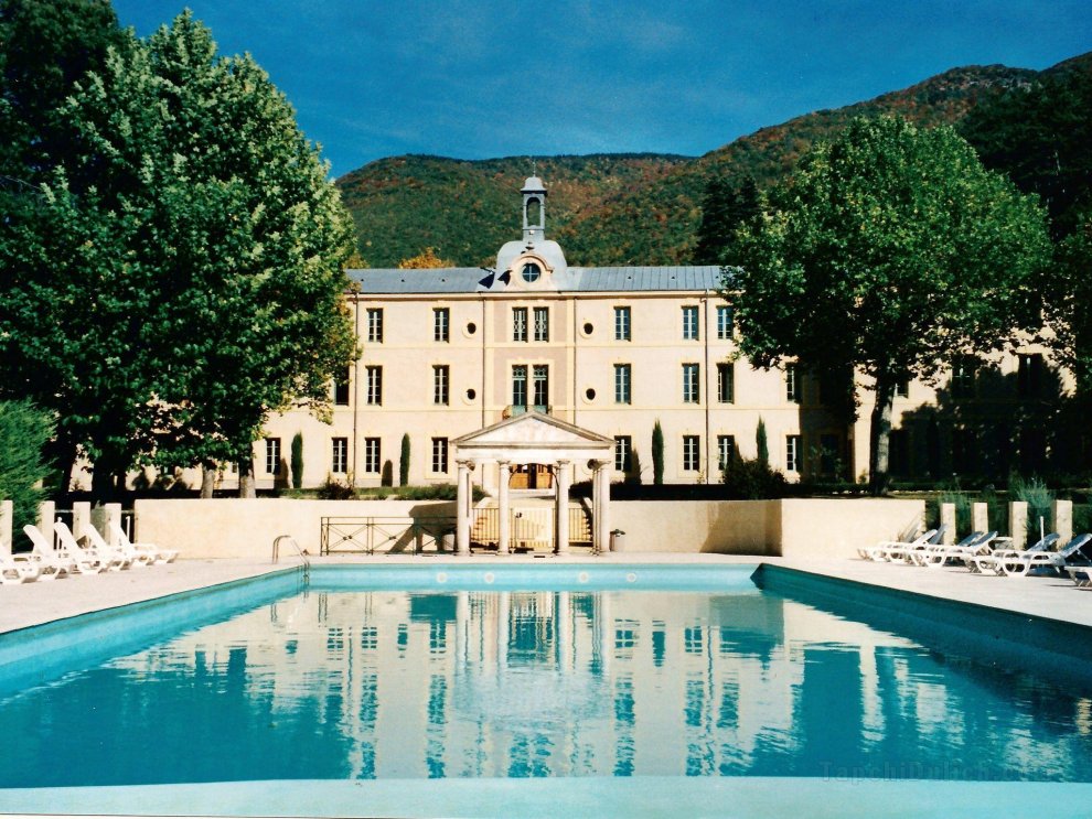 Two Studios with pool, in garden Park nearby spas and views at the Mont Ventoux.