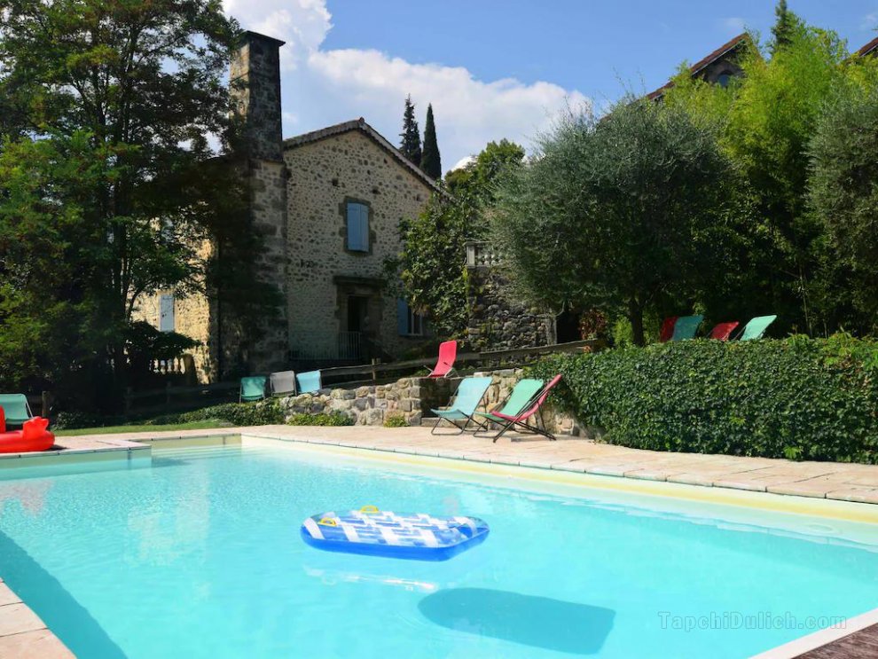 Enticing Holday Home in Ardeche with Swimming Pool