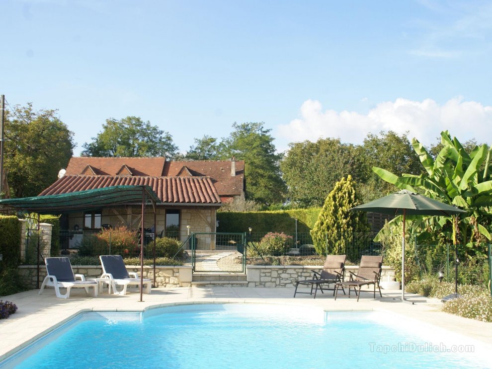 Attractive holiday home in Montclera with pool