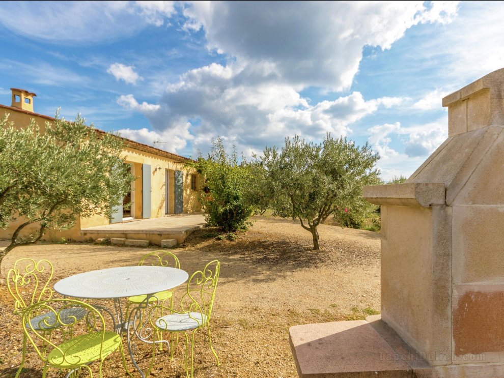 Detached home near the truffle capital of Aups, with shared pool