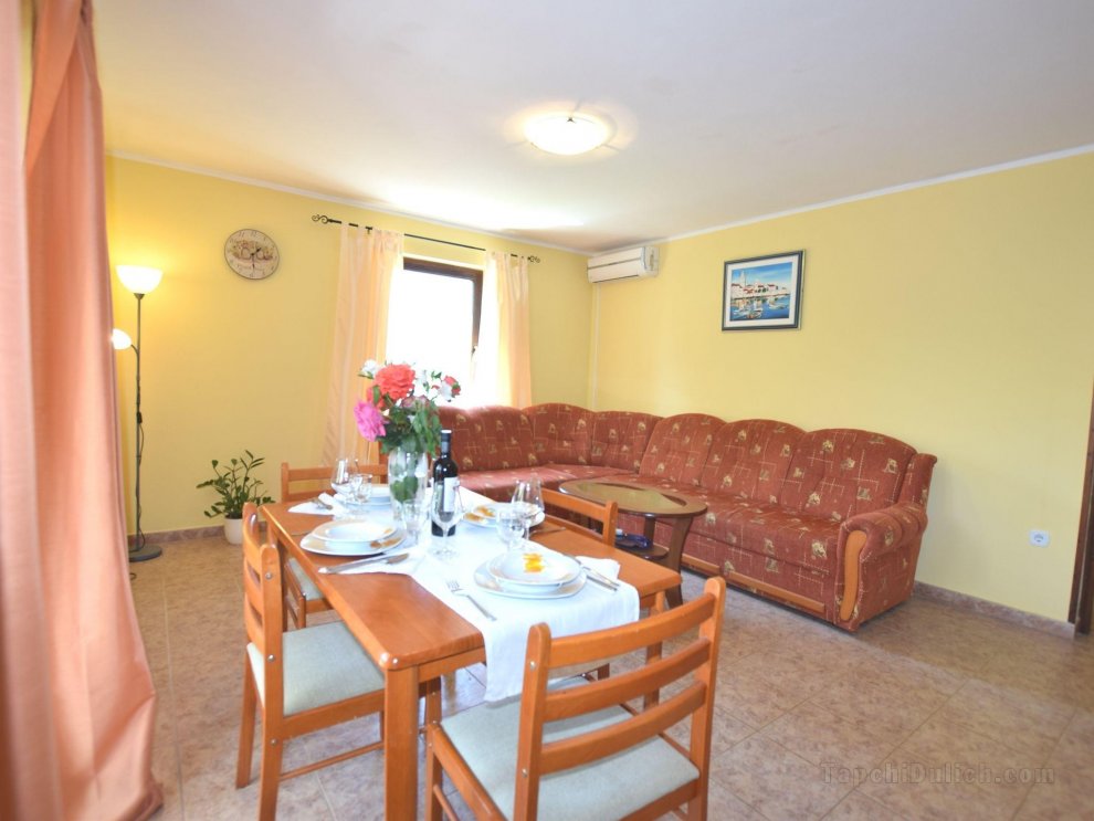 Lovely apartment with private balcony, pool with deckchairs, fenced garden, bbq