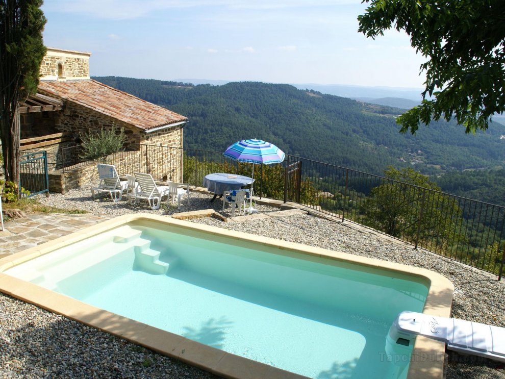 Beautiful house, made of natural stone, with swimming pool and very nice view.
