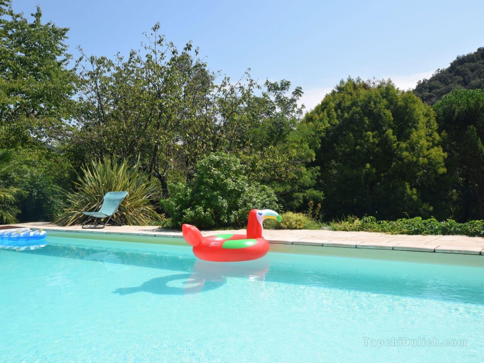 Lovely house with grass garden, shared swimmingpool, next to the river Ardeche