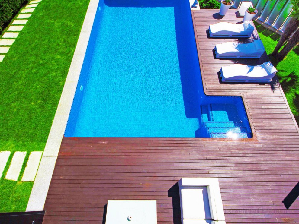 Posh Villa with Pool, Garden Ocean Views in Sansenxo