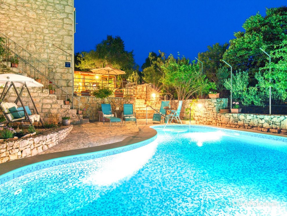 Heritage Villa Near Milna with Private Swimming Pool