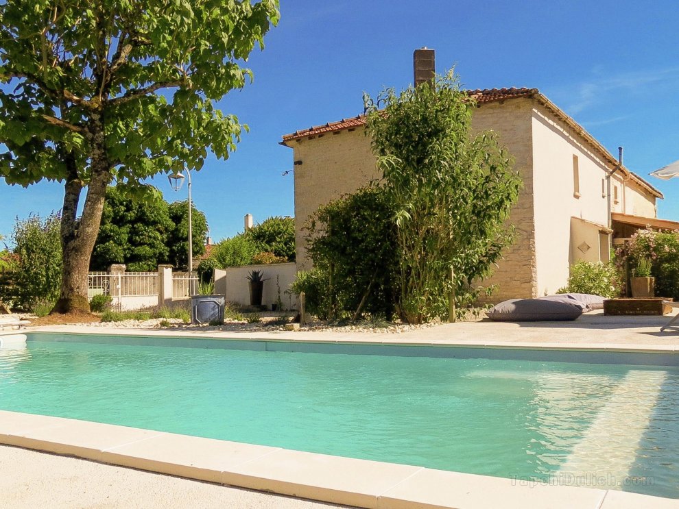 Comfortable cottage with heated pool and secluded garden in the Cognac region.