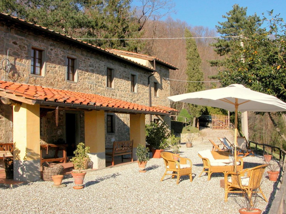 Vintage Cottage in Pescia with Jacuzzi