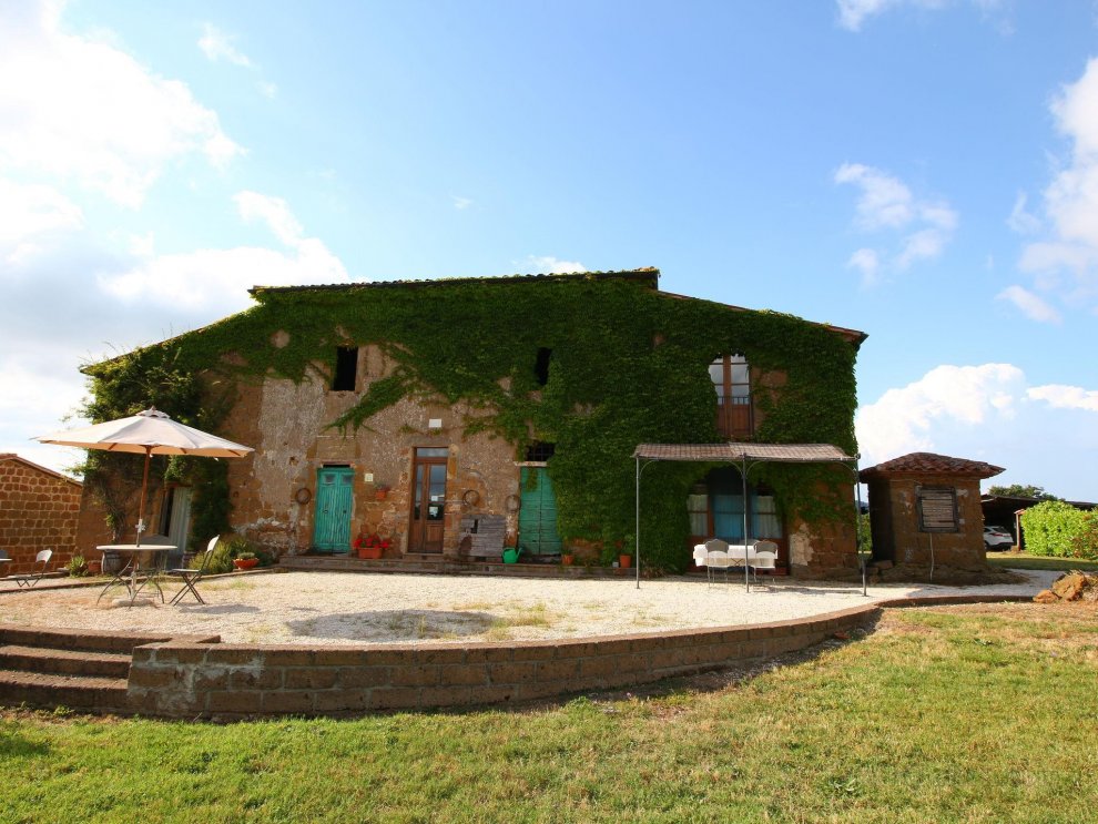 Farmhouse in Sorano with Swimming Pool, Terrace, Barbecue
