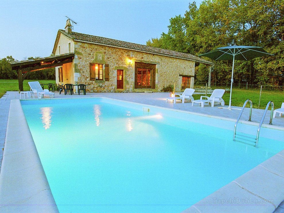 Perigord house with private swimming pool in the middle of unspoiled nature.