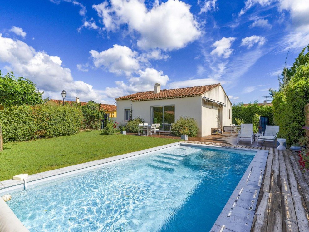 Quaint Holiday Home in La Roque d'Anthéron with Pool