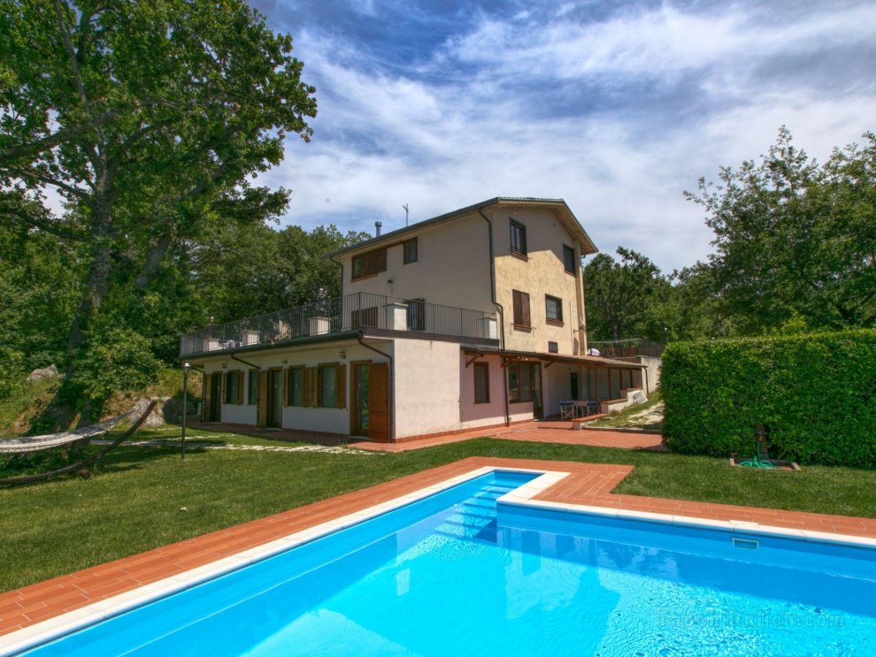 Nice Mansion in San Valentino in Abruzzo Citeriore with Pool