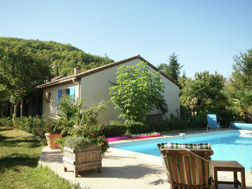 Comfortable holiday home outside Espère with private swimming pool and beautiful garden