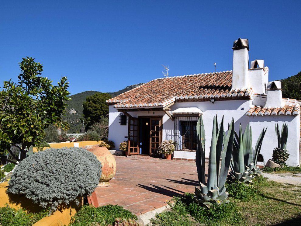 Pretty Cottage in Alcaucín with Private Swimming Pool