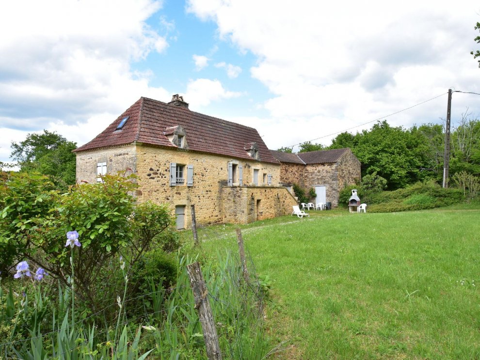 Beautiful holiday home in wooded grounds near Villefranche-du-Perigord 7 km
