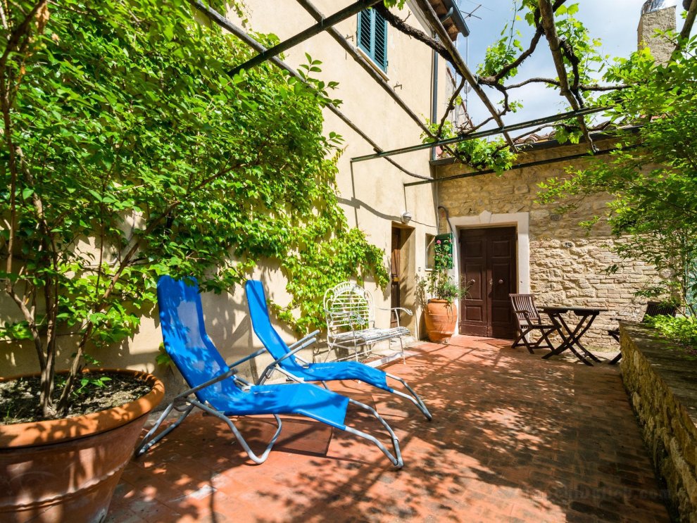 Period holiday home with frescoes and terrace