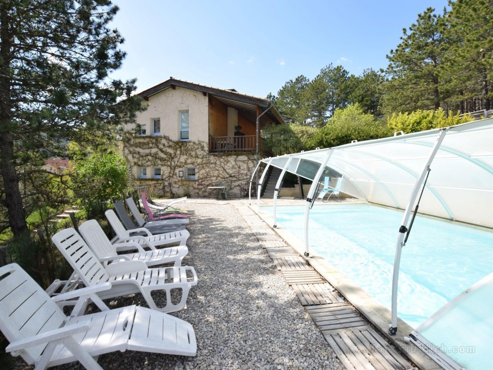 Lovely Holiday Home in Marignac-en-Diois with Swimming Pool