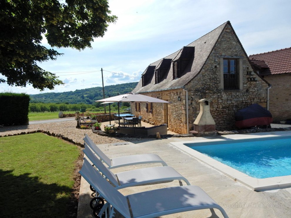 Cozy Holiday Home in Saint-Leon-sur-Vezere with Pool