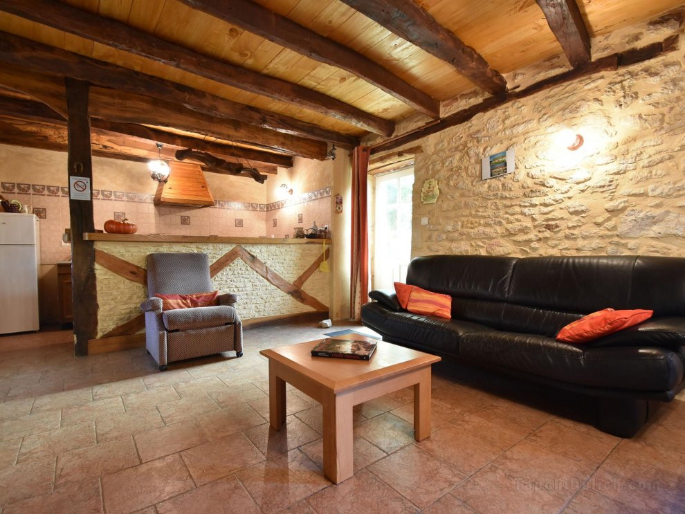 Cozy Holiday Home in Saint-Leon-sur-Vezere with Pool