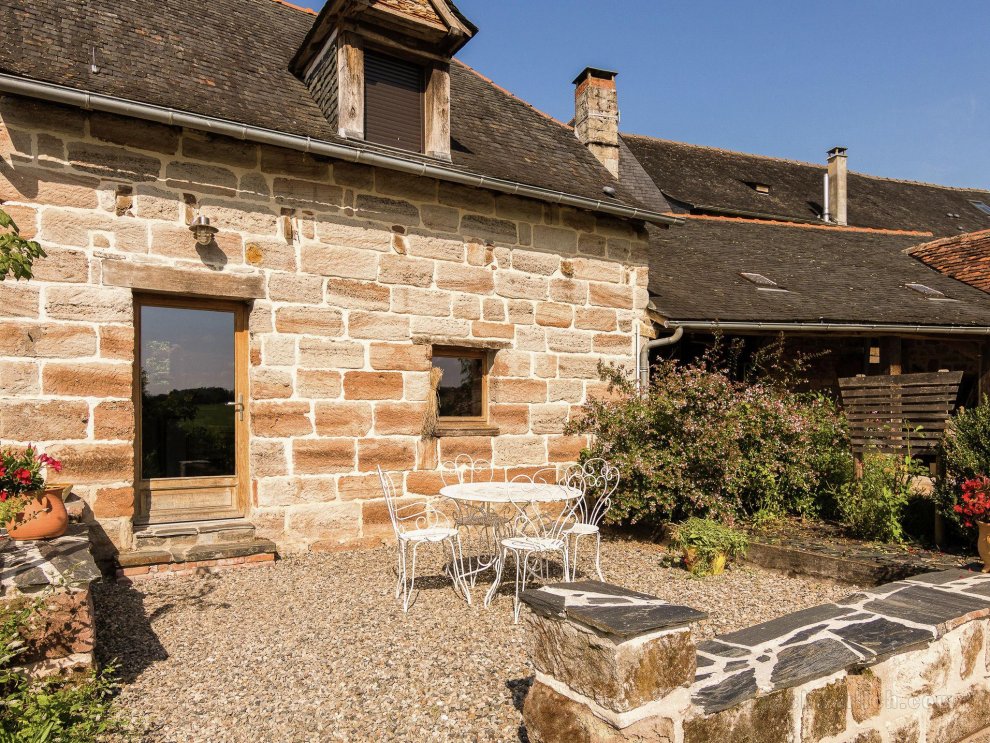 Comfortable house, with use of the swimming pool, in the rolling French countryside.