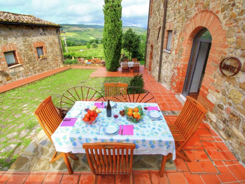 Chaming Farmhouse in Tuscany with Swimming Pool