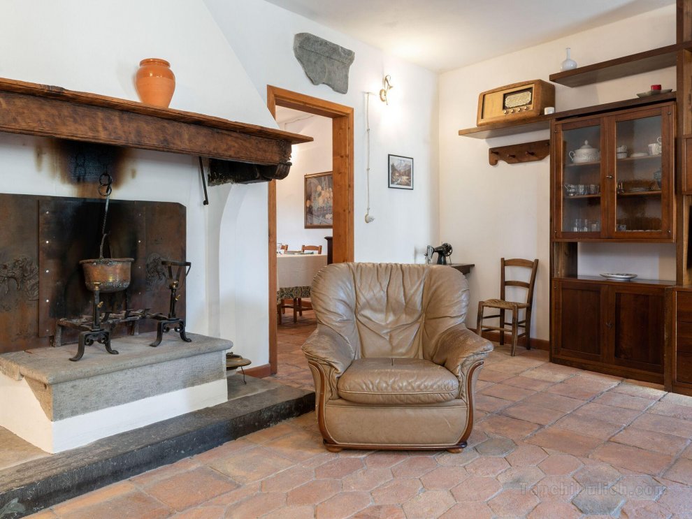 Ancient Farmhouse with private heated hot tub and pool